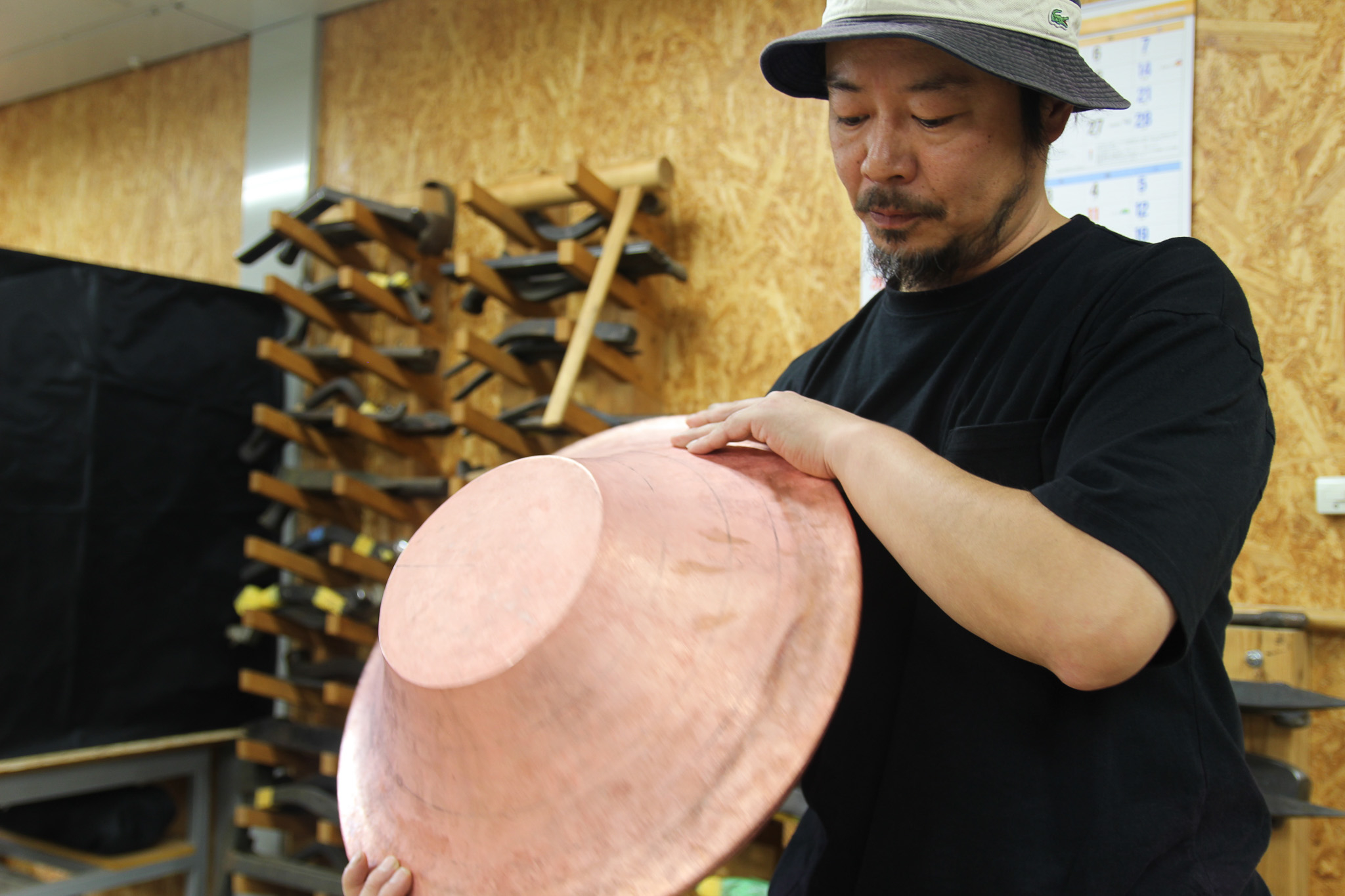 金工　亀倉蒲舟作　「月兎」　銅板鍛金打出し　新潟県出身　共箱入 金工 亀倉蒲舟作 「月兎」 銅板鍛金打出し 新潟県出身 共箱